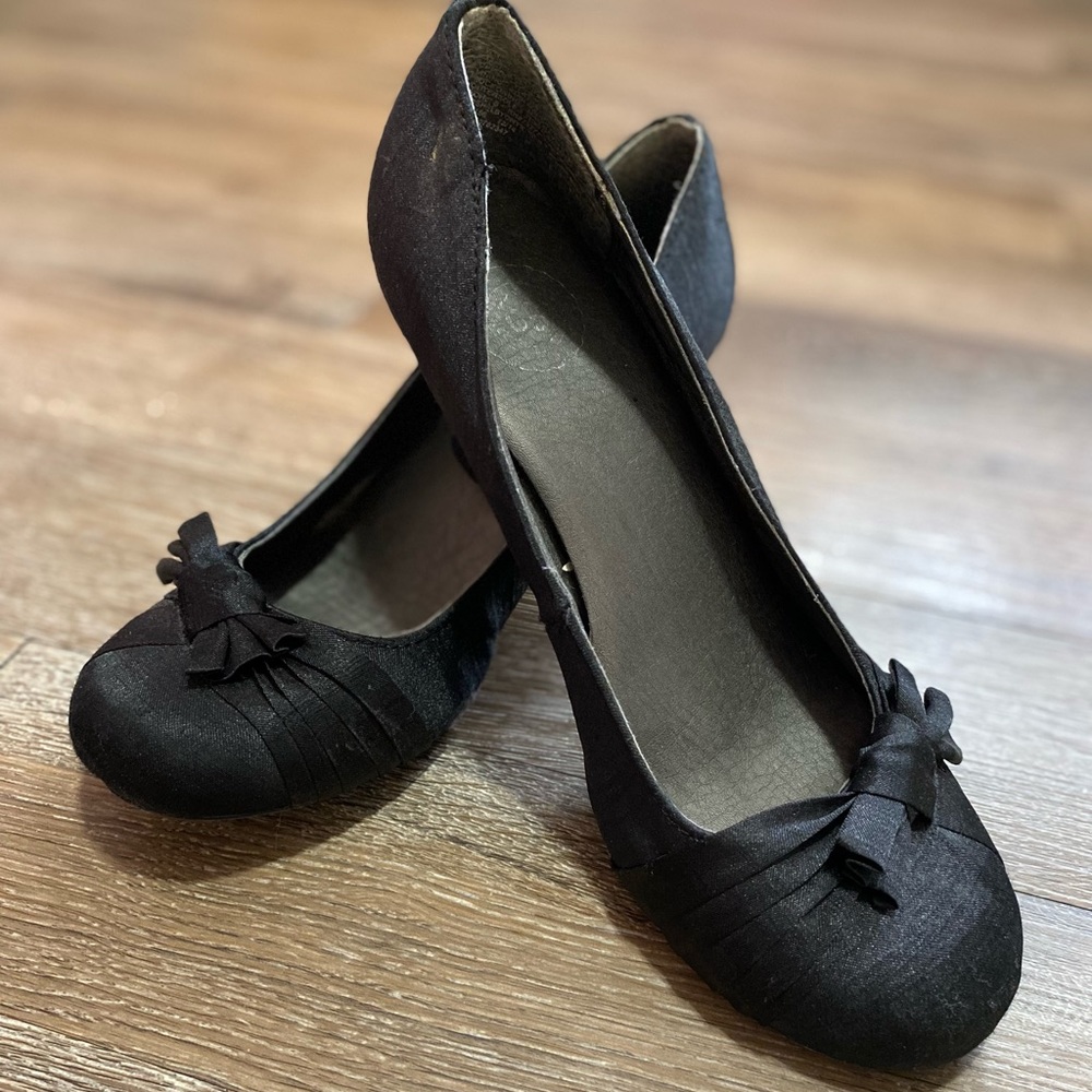 Black satin bow front heels size 7 1/2 women’s extremely comfortable